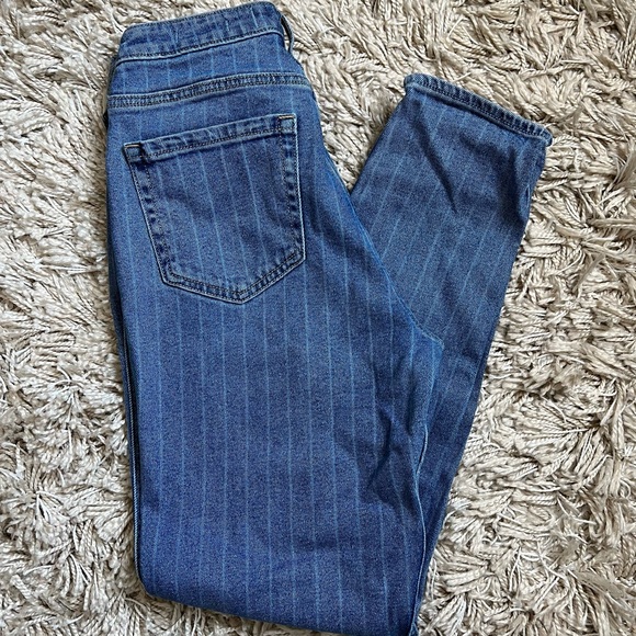 Hollister Ultra High Rise Mom Jeans - Picture 3 of 3
